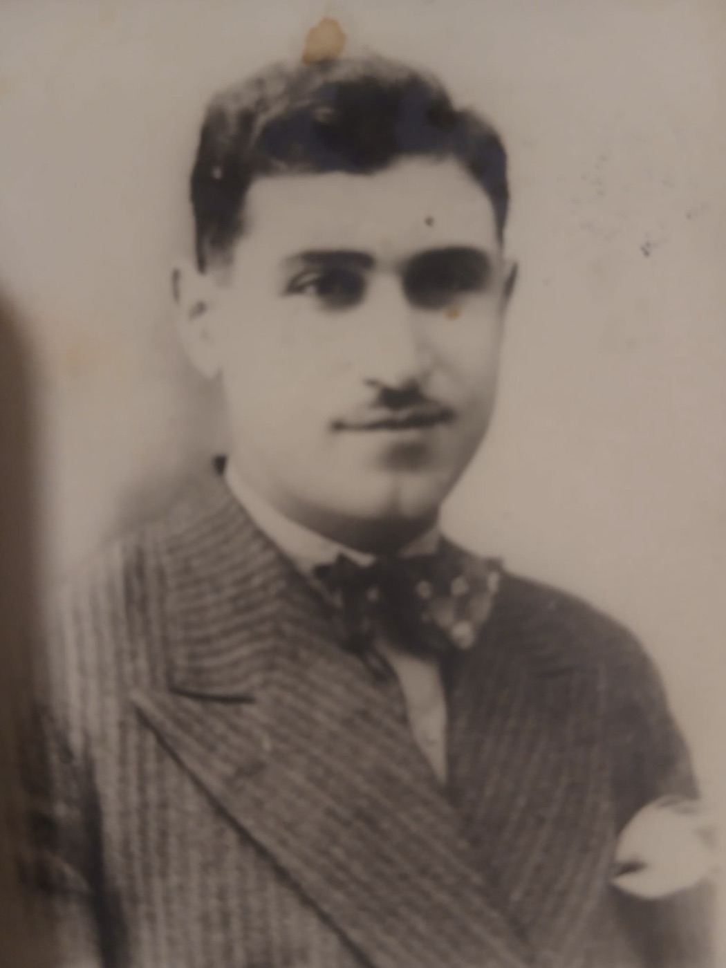 Takım elbiseli genç bir adamın stüdyo portresi — Mustafa İloğlu arşivi