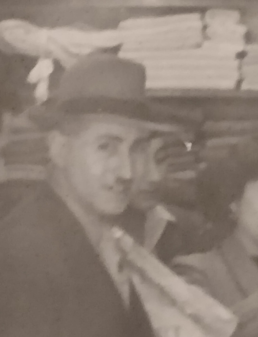 Şapkalı bir adamın yakın çekim portresi — Mustafa İloğlu arşivi